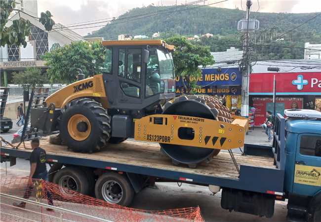 Prefeitura adquire rolo compactador para auxiliar na manutenção de estradas rurais
